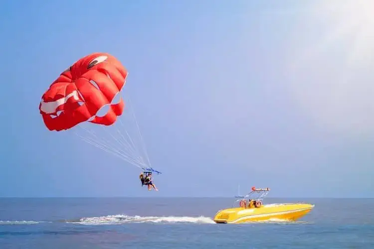 parasailing in Goa from rajputana cabs