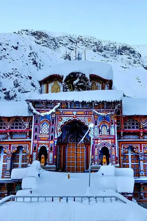 badrinath dham temple in snow view