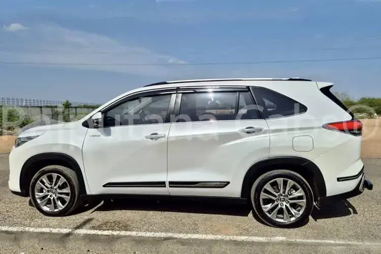 Toyota Innova Hycross SUV CAR VIEW